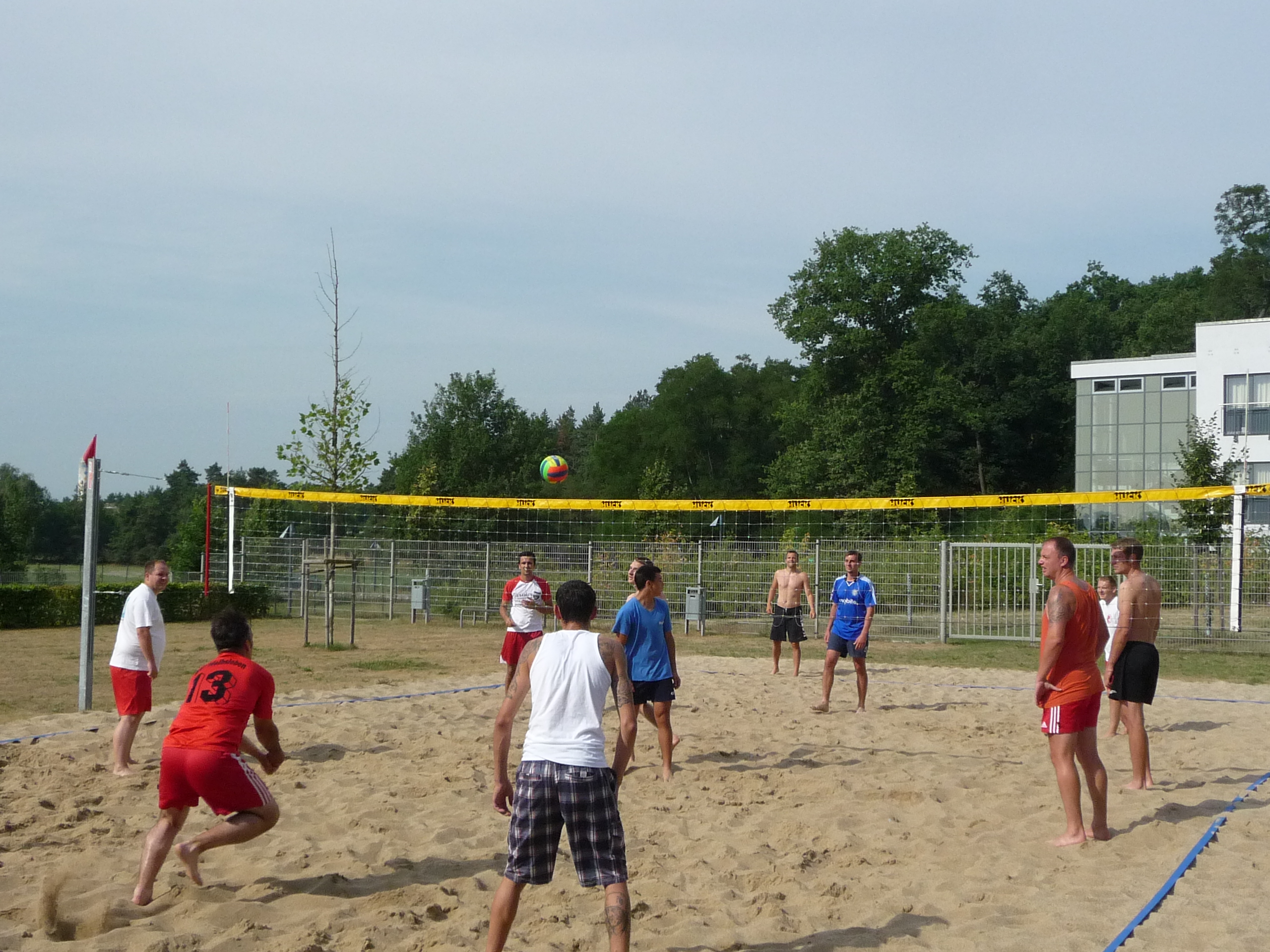 immer wieder gern angenommen das Prestige -Beach- Volleyball -Duell Alt VS Jung